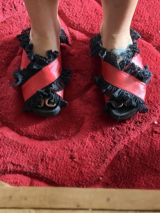 Czerwone buty z koronkową falbanką