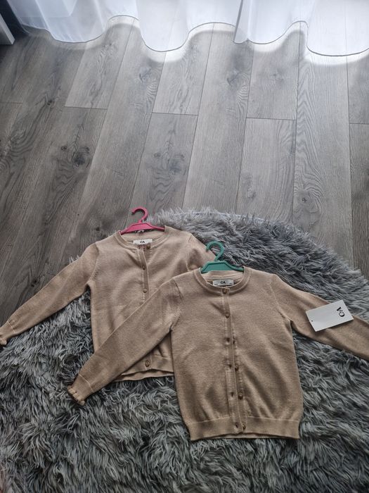 C&A Nowe sweterki dla bliźniaczek złota nitka 98