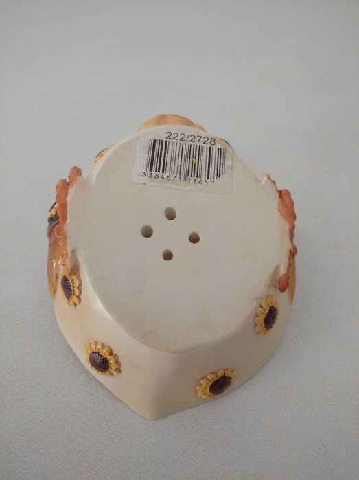 Peça de cerâmica em forma de galinha