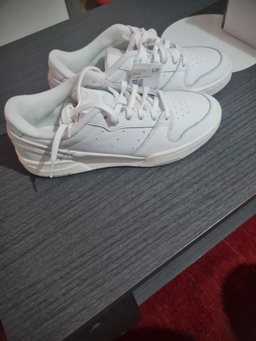 Adidas brancas e bejes