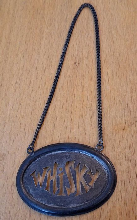 Placa em prata para marcar garrafa de whisky