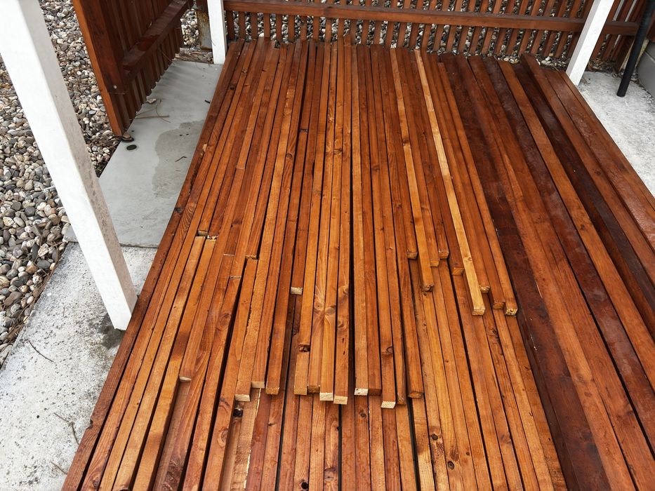 Madeira (casquinha) ripada com proteção de verniz