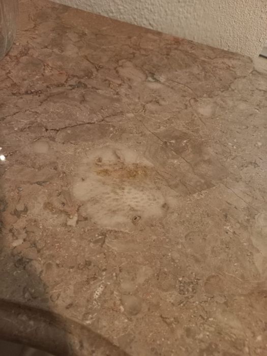 Móvel de madeira com tampo em pedra