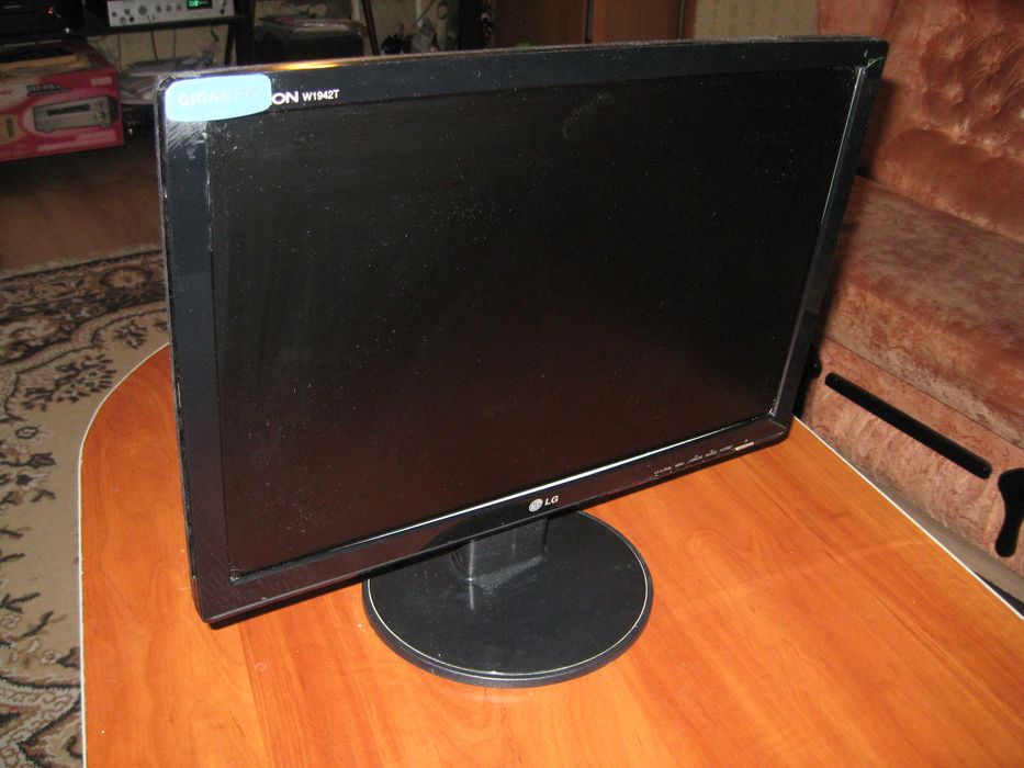 Монитор LG Flatron W1942T.