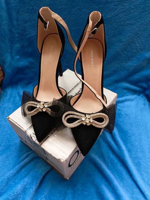 Szpilki z tiulową i błyszczącą kokardą