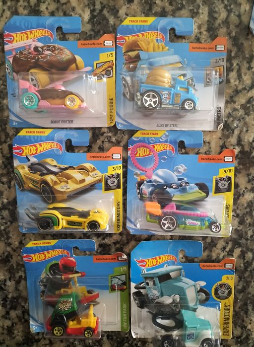 Carrinhos Hot Wheels variados
