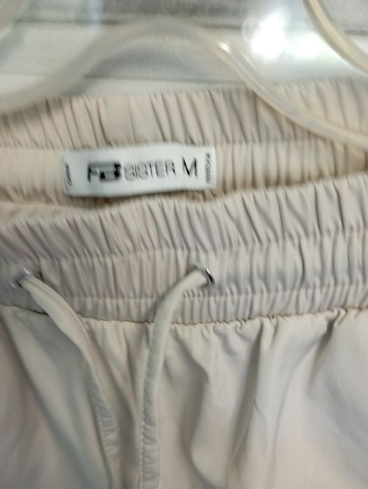 Spodnie damskie beżowe śliski materiał