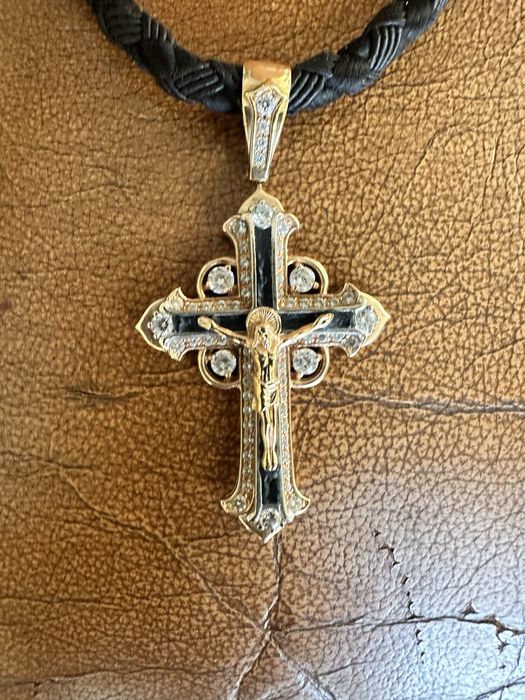 Золотой крест со вставками