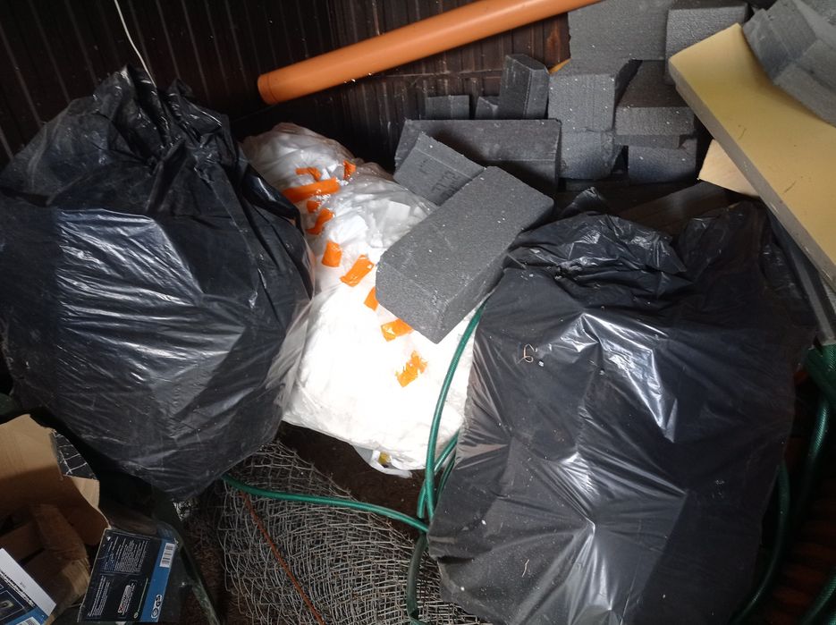 Resztki styropianu swisspor z budowy  - szary i bialy