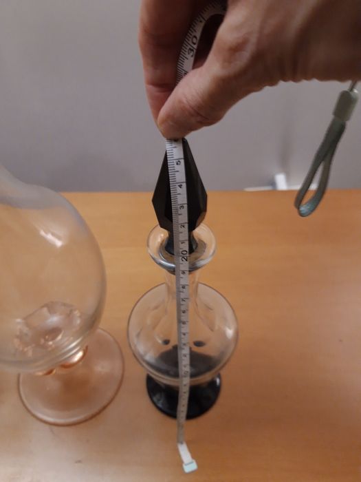 4 garrafas de vidro colorido, antigas e lavradas