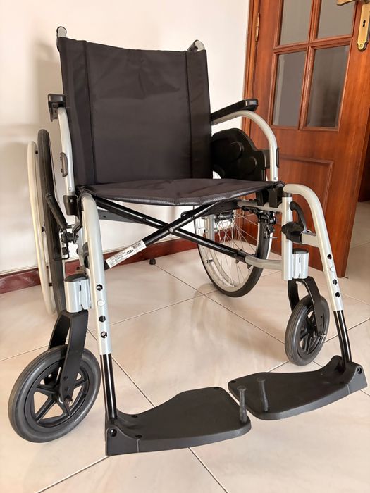 Cadeira de Rodas Invacare em Alumínio – Muito Bom Estado