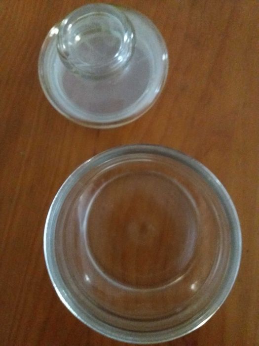 Transparent bottle.443822736964986882