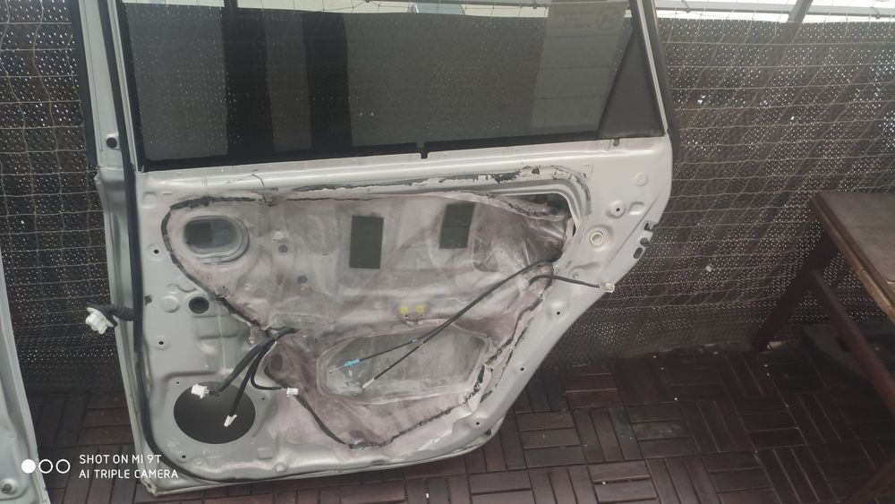 Dzwri Toyota Prius Plus prawe tylne.