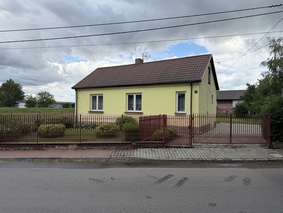POSESJA z domem wolnostojącym oraz budynkami gospodarczymi.