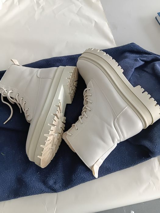 Botas n 37 Stadivarius  (quase novas) cor Bege