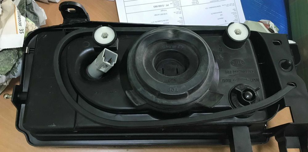 Par de Faróis usados em bom estado Nissan Terrano II ou Ford Maverick