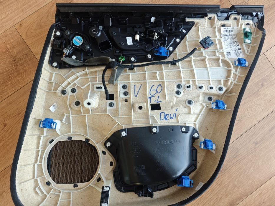 Volvo V60 cross country boczek drzwi lewy tył