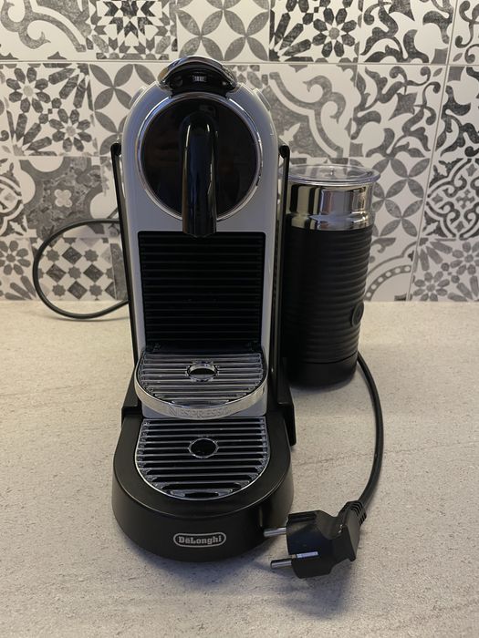 Ekspres do kawy Nespresso De’Longhi + spieniacz do mleka