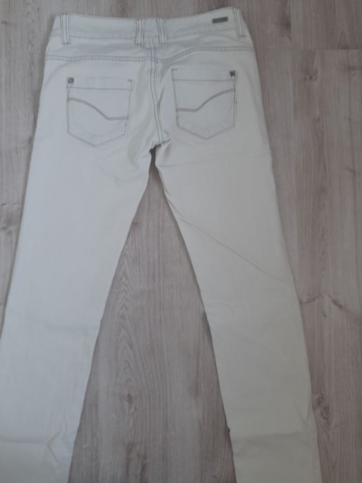 białe spodnie rurki r.36, S, Reserved