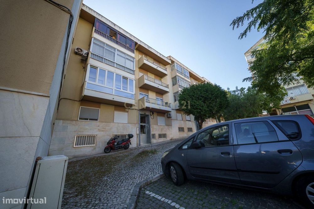 Apartamento T2 Renovado com Varanda e Arrecadação em São João da Talha