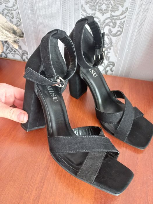 Нові босоніжки на каблучку