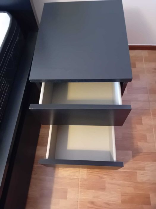 Conjunto Cama Casal IKEA MALM (140x200) c/ 4 Gavetões + 2 Mesas Cabeceira 180€
