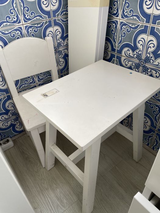 Mesa e cadeira para crianças