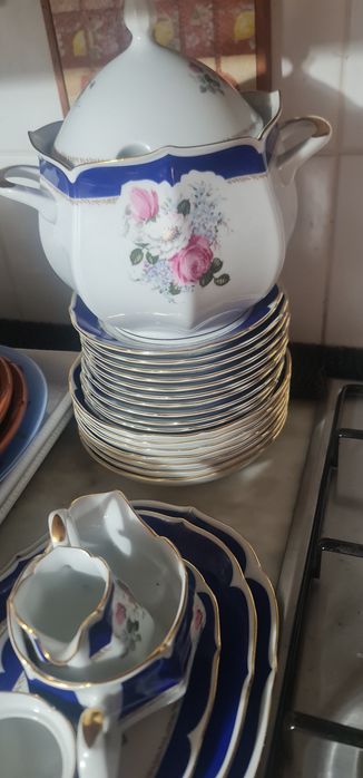 Conjunto de loiça em porcelana filetada a ouro