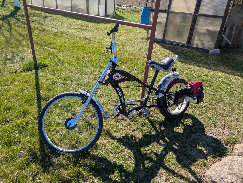 Rower typu chopper z silnikiem, uszkodzony