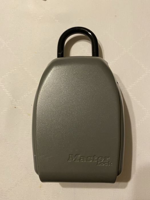 Schowek na klucze z szyfrem i kłódką Master Lock