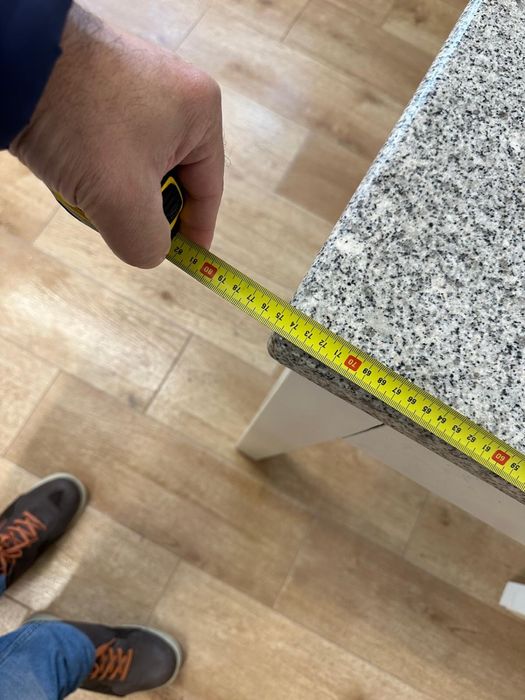 Mesa em madeira lacada e pedra  de granito