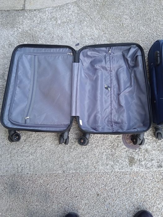 Malas  de viagem como novas com 55 40 20 cm  impecáveis 20€ uma 30€ as duas .