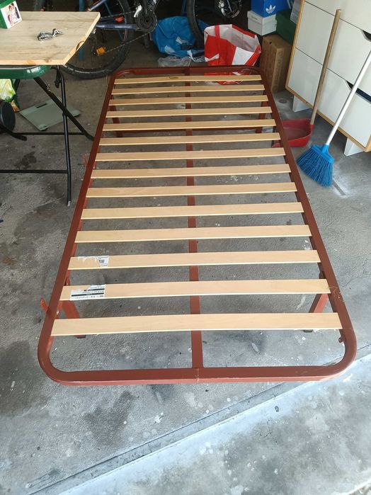 Estrado de cama com pés