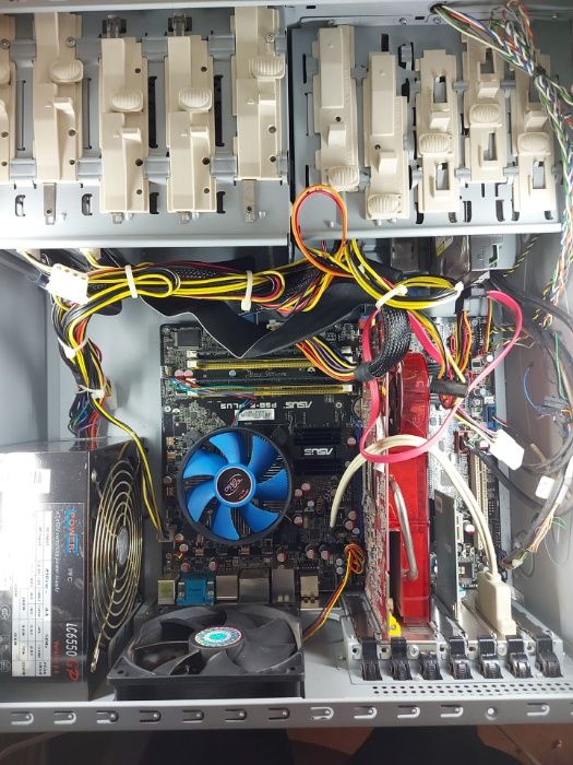 PC Intel Core2 CPU 6600 2.40 Ghz, 2,9 GB RAM, Radeon X 1950 Series