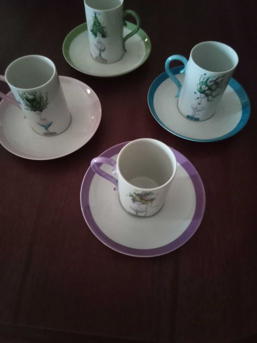 Chávenas diversas em porcelana