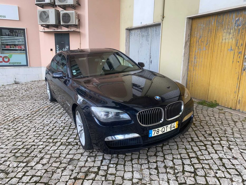 BMW 750I V8 Biturbo 4395 cc 407 cavalos, azul escuro