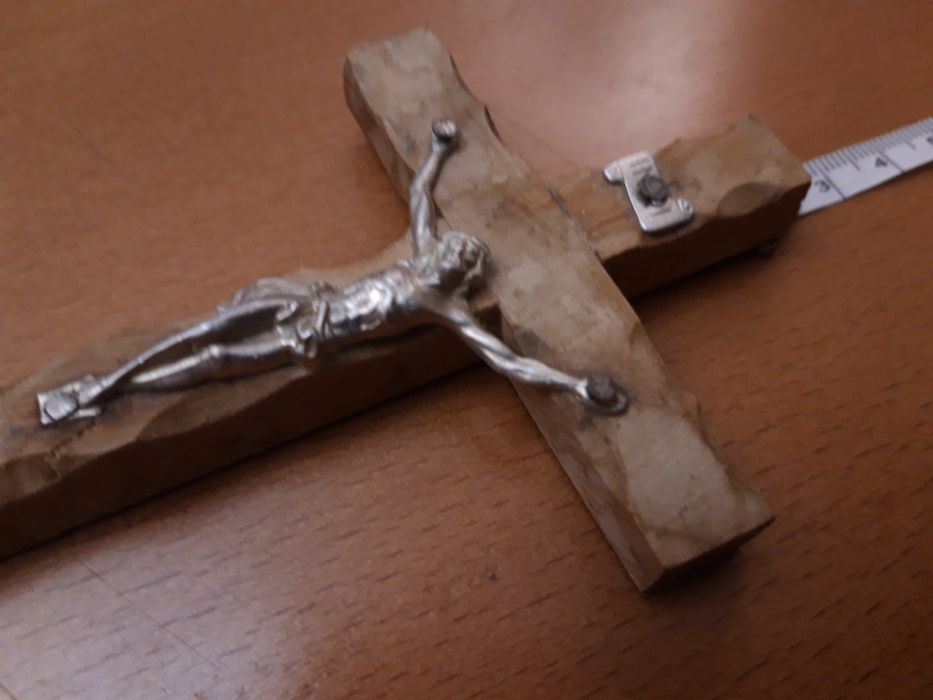 Crucifixo antigo de madeira e metal, para pendurar