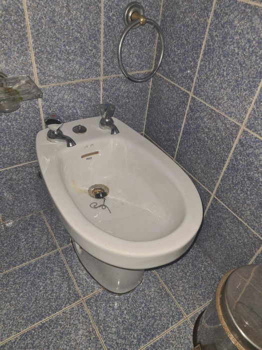Várias sanitas e bidés