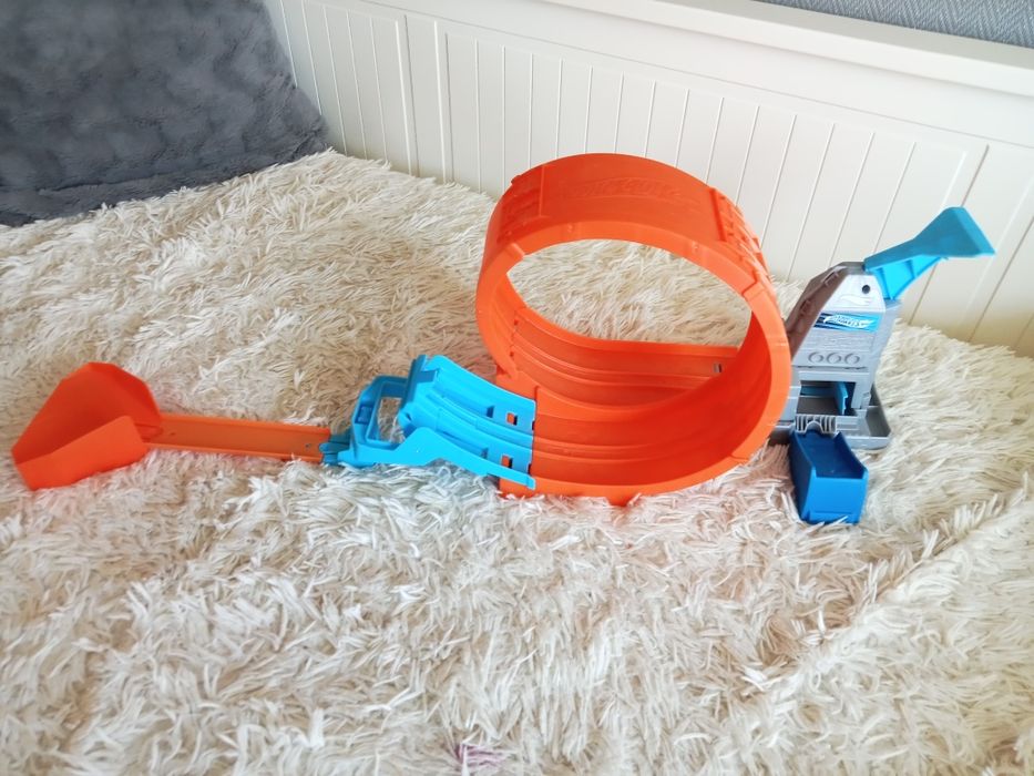 Hot wheels loop stunt