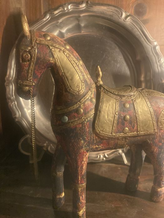 Cavalo miniatura de madeira e ferro