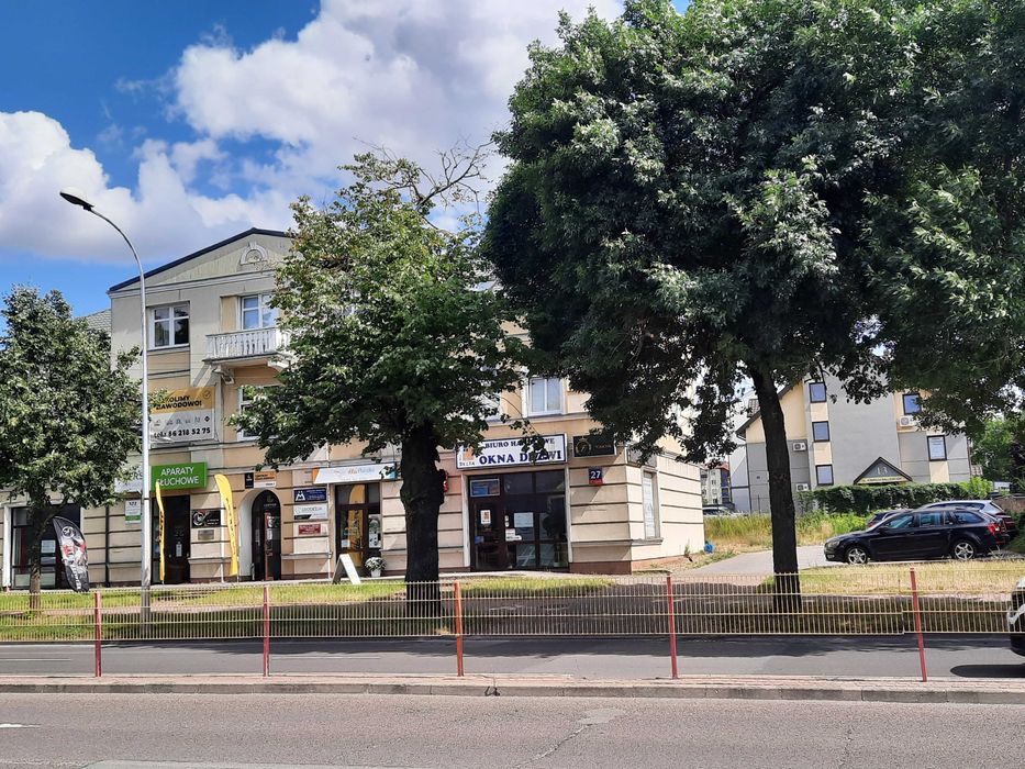 Lokal  100 mkw. - 4 pokoje, - gabinety, WC, parking własny.