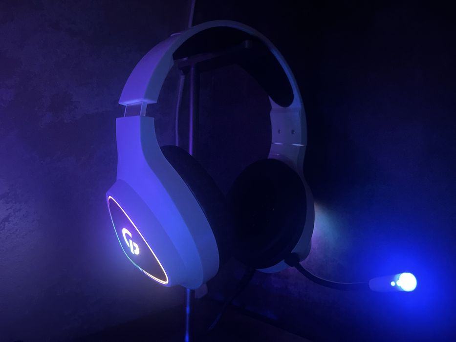 Наушники и мышка с RGB подсвтекой в идеальном состоянии.