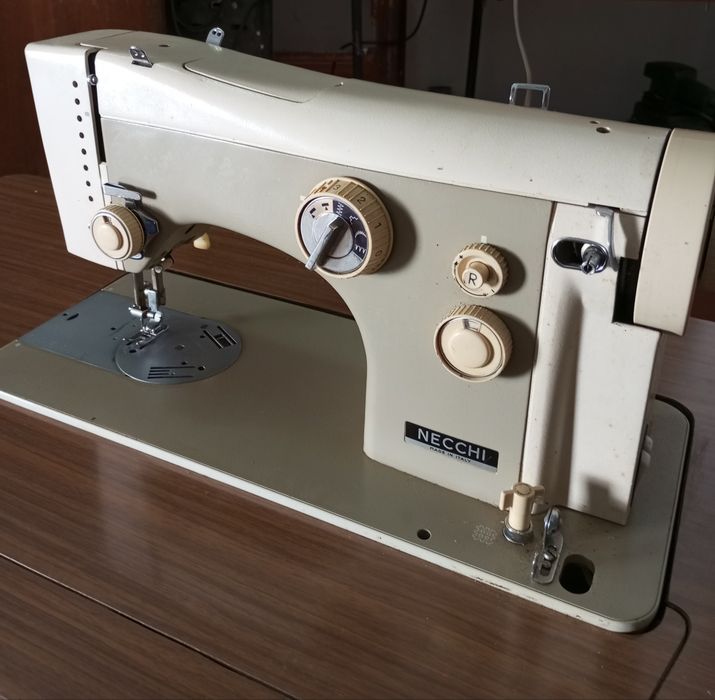 Máquina de costura antiga a funcionar Necchi