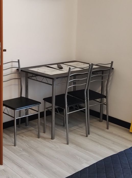 4 Krzesła i stół pokojowy.