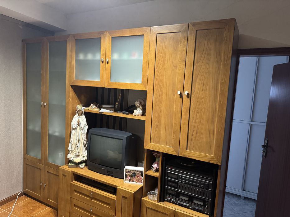 Movel de sala em madeira de castanho