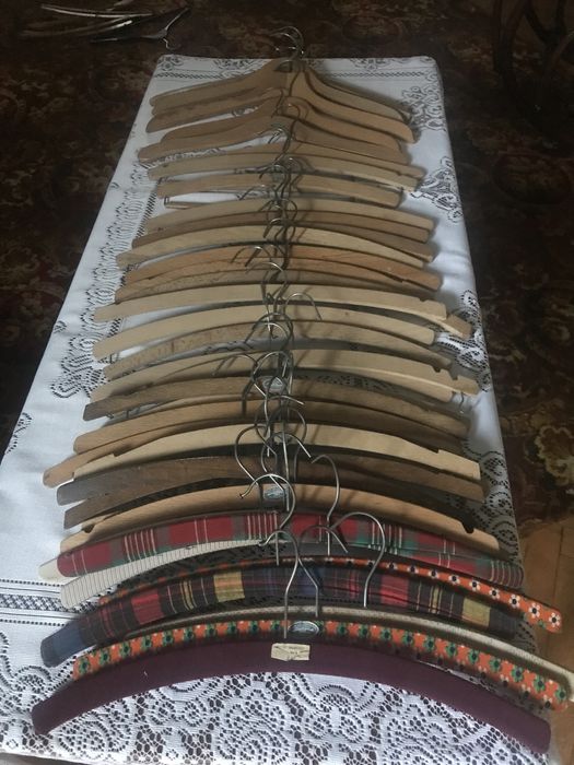 Drewniane wieszaki - kolekcja.