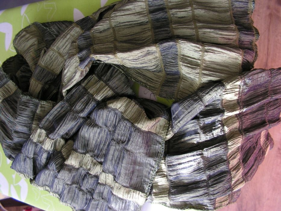 Szal krepowany w oliwkowych odcieniach zieleni