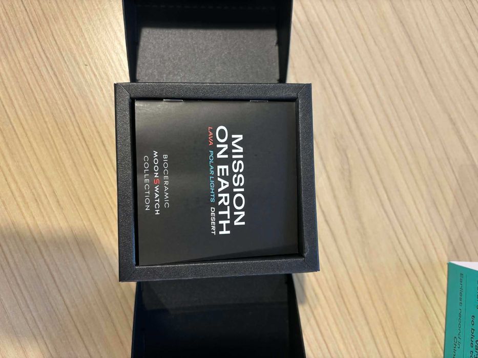 Nowy Swatch Omega Bioceramic Moonswatch Mission on Earth Polar Lights