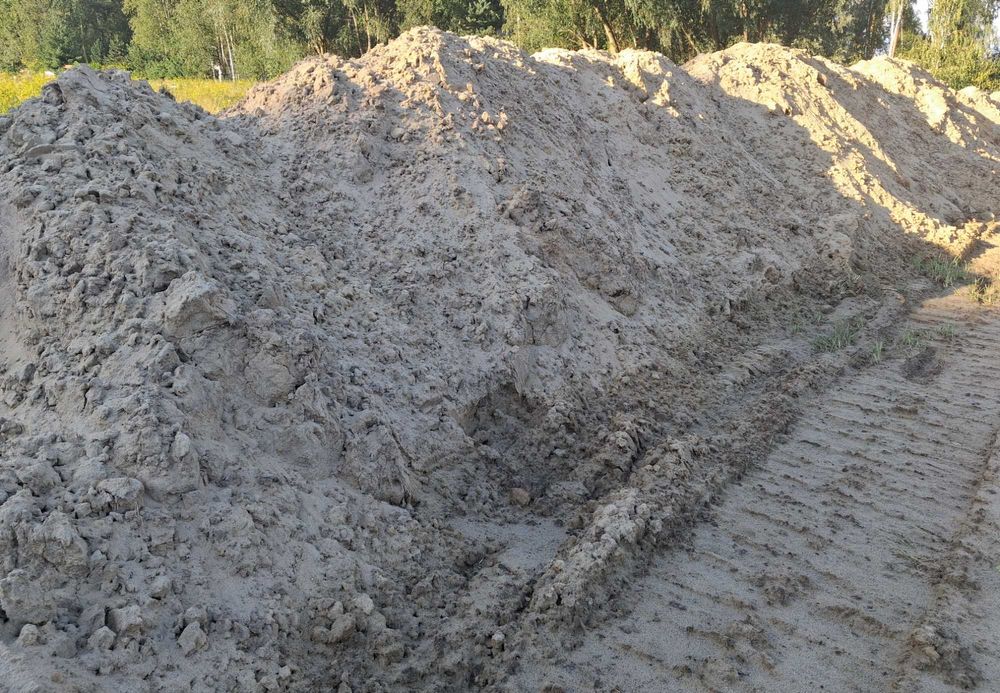 Żółty piach zasypowy pod kostkę i w fundamenty