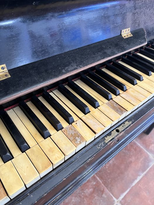 Piano vertical antigo A. Dumas Fils & Cie – Para restauro